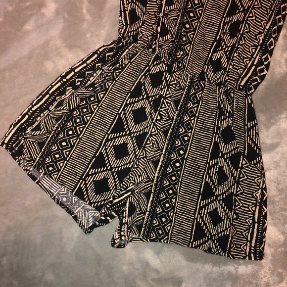 Aztec print romper with pockets and keyhole back - Picture 3 of 8